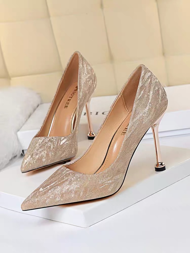 Just strutting through heels SNZZ108 image